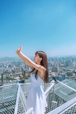 外回り中に突然の大雨一雨宿